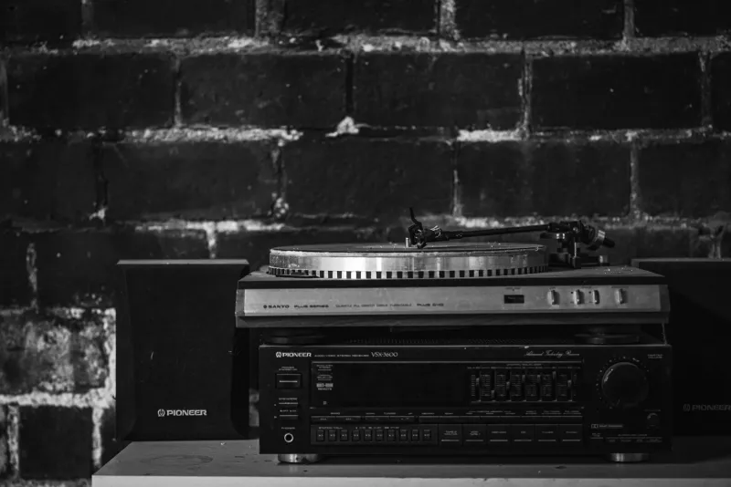 Wires, Warmth, and Why That Old Receiver in the Garage Still Runs Circles Around Your Wireless Speaker
